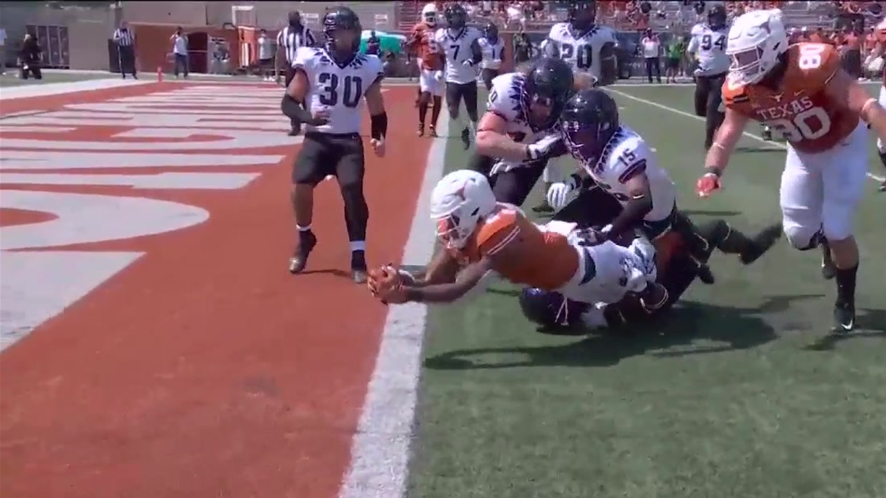 Texas’ 4th down gamble results in a Roschon Johnson touchdown, Longhorns narrow deficit to 23-21