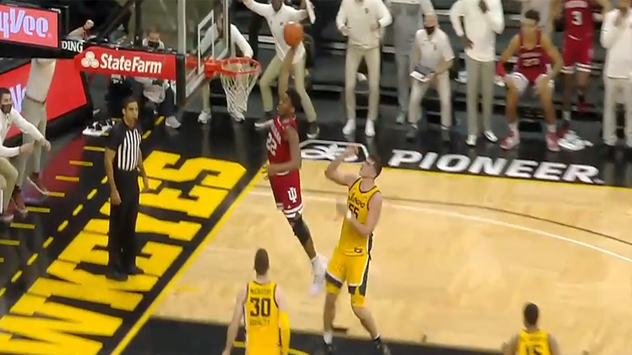 Jordan Geronimo takes flight for one-handed slam against Indiana