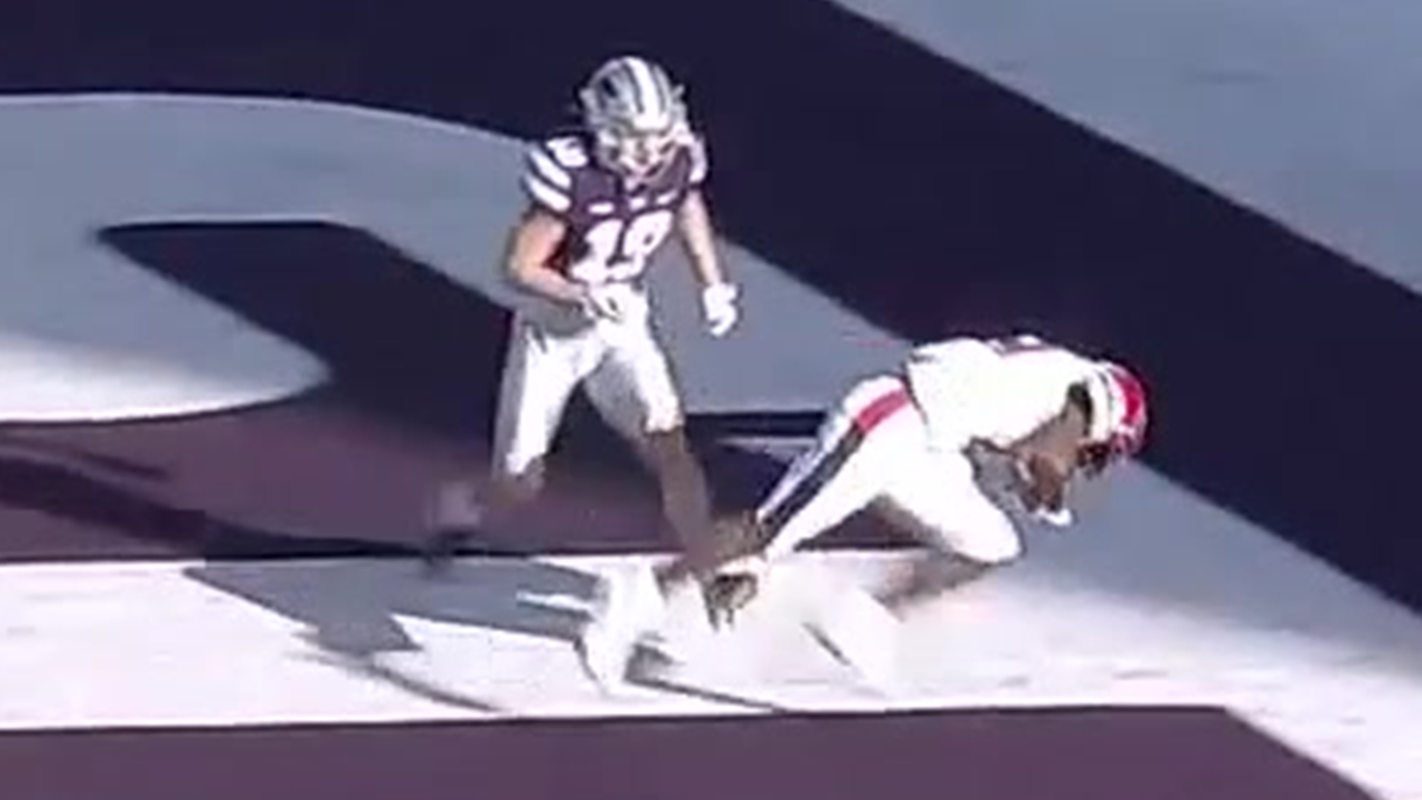 Henry Colombi darts touchdown pass to Myles Price putting Texas Tech ahead of K-State, 21-17
