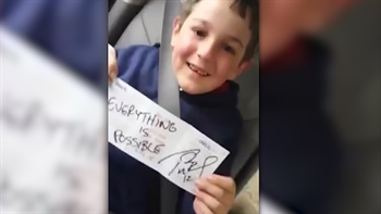 Young Patriots fan has priceless reaction to finding Tom Brady’s autograph in his candy