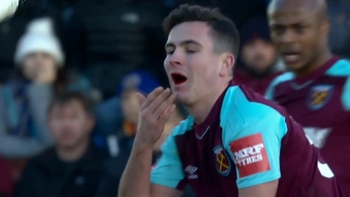 West Ham's Josh Cullen loses tooth after kick to the face, plays on | 2017-18 FA Cup Highlights