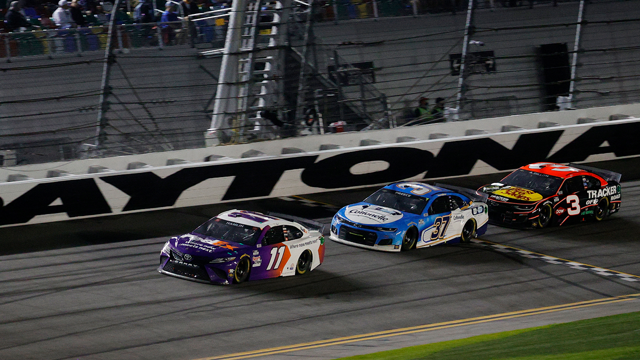 Denny Hamlin reclaims lead on 5th caution of Daytona 500