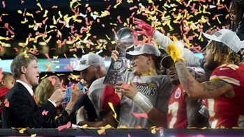 Patrick Mahomes, Travis Kelce lift Lombardi Trophy following Super Bowl LIV win