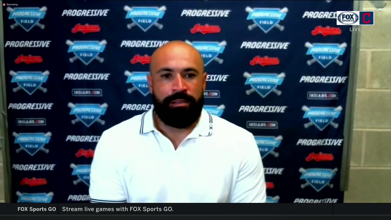 Sandy Leon loves catching for Shane Bieber