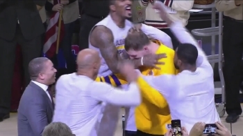 Mozgov receives championship ring then gets warm welcome from former teammates