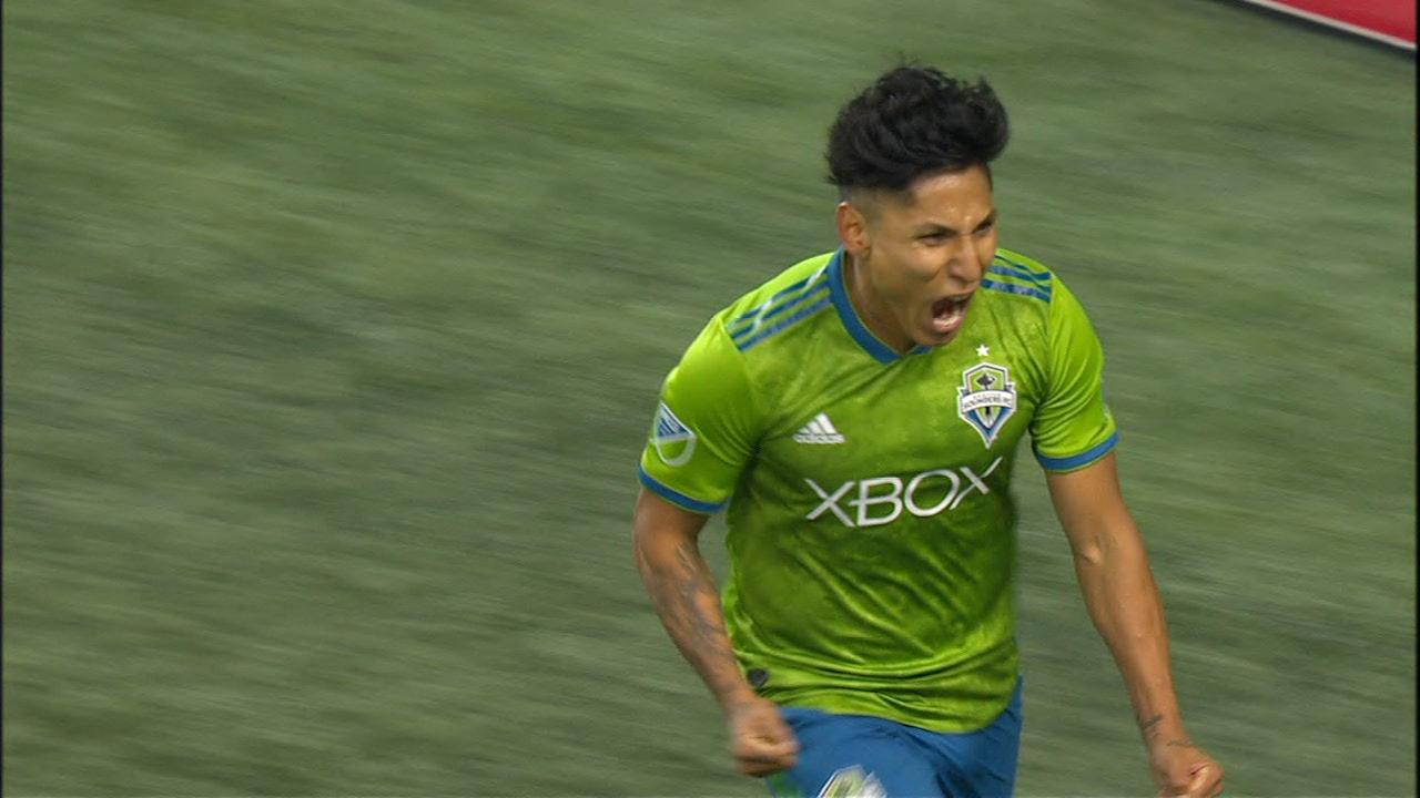 Raul Ruidiaz gives the Seattle Sounders the lead against the Portland Timbers | Audi 2018 MLS Cup Playoffs