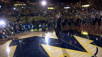 Harbaugh gets huge ovation from Michigan basketball crowd