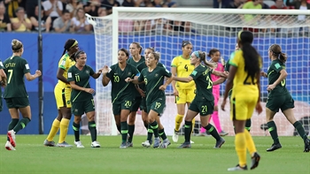 Australia's Sam Kerr scores a great header early vs. Jamaica | 2019 FIFA Women's World Cup™ Highlights