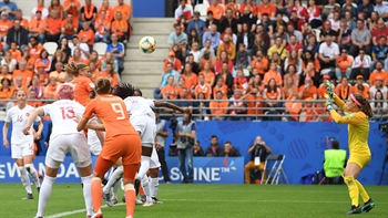 The Netherlands' Anouk Dekker scores the header vs. Canada | 2019 FIFA Women's World Cup™
