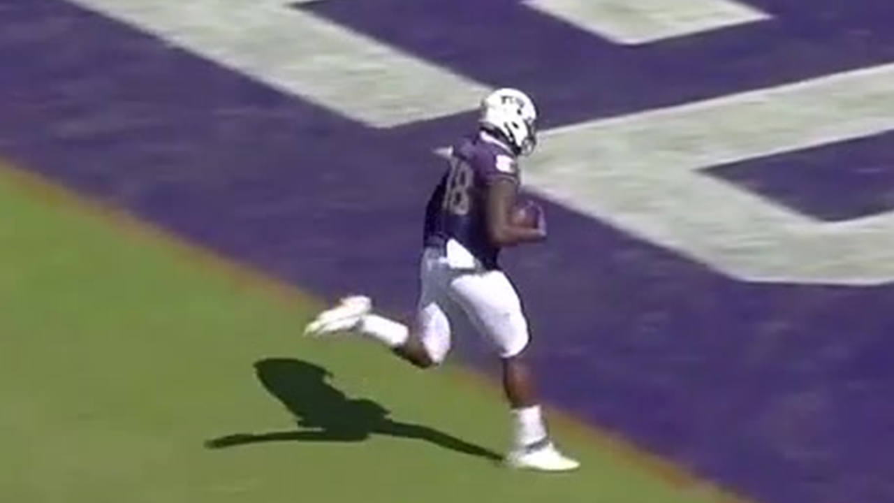 Max Duggan darts 48-yard pass to Artayvious Lynn for TD, narrows gap 30-28 with Iowa State