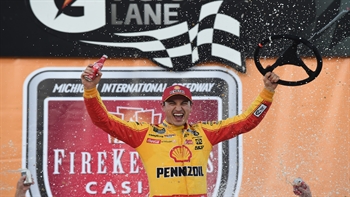 Mike Joy, Jeff Gordon, and DW breakdown Joey Logano's strong performance