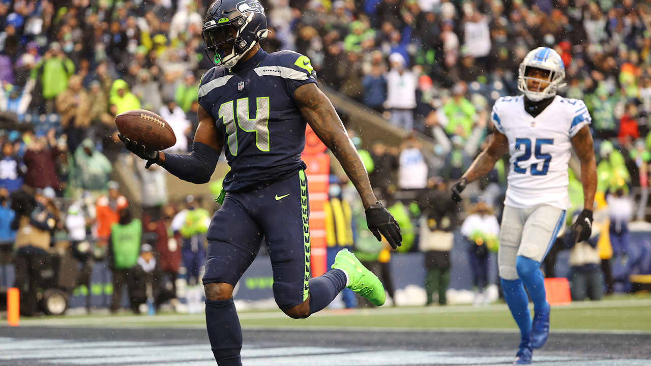 Penny, Metcalf lead Seahawks to blowout of Lions