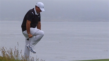 Patrick Reed duffs chip shot, snaps club and records a double bogey on the 18th