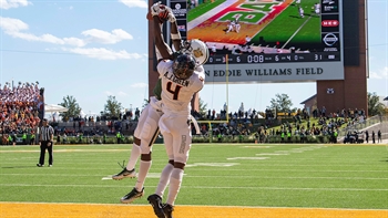Brewer's last second touchdown pass helps Baylor take down Oklahoma State 35-31