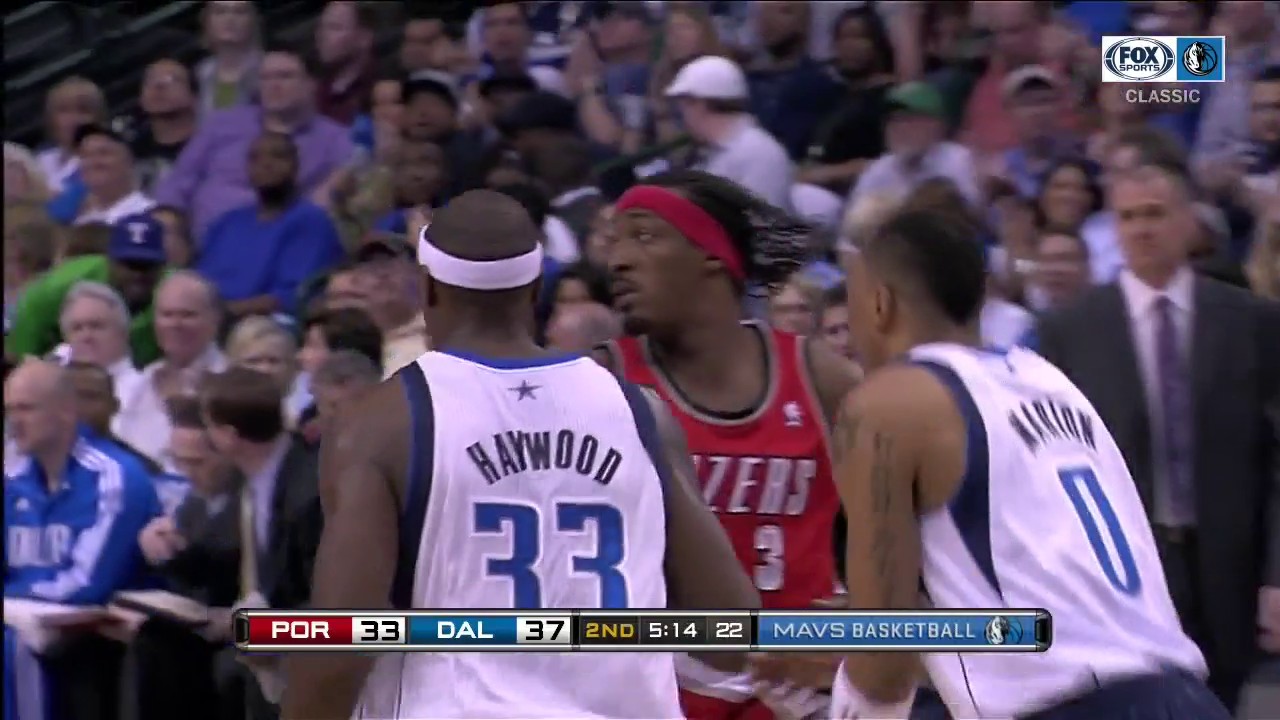 WATCH: Brendan Haywood Cleans Up The Mess | Mavericks CLASSICS