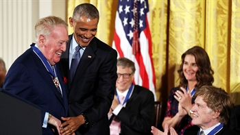 Vin Scully receives the Presidential Medal of Freedom