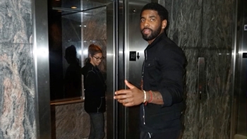 Kyrie Irving seen out with Justin Bieber's ex-girlfriend Chantel Jeffries | TMZ SPORTS