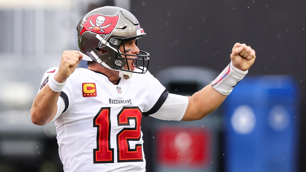 Skip Bayless on Tom Brady continuing to prove age is just a number as Tampa QB earns PFF praise | UNDISPUTED