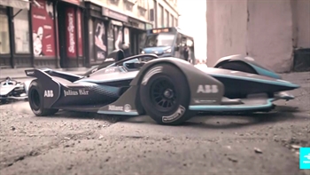Street Level: Two Formula E RC cars tear up the streets | 2019 ABB FORMULA E