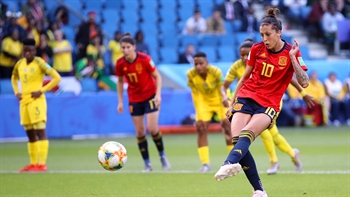 Spain bury the equalizer on a penalty vs. South Africa