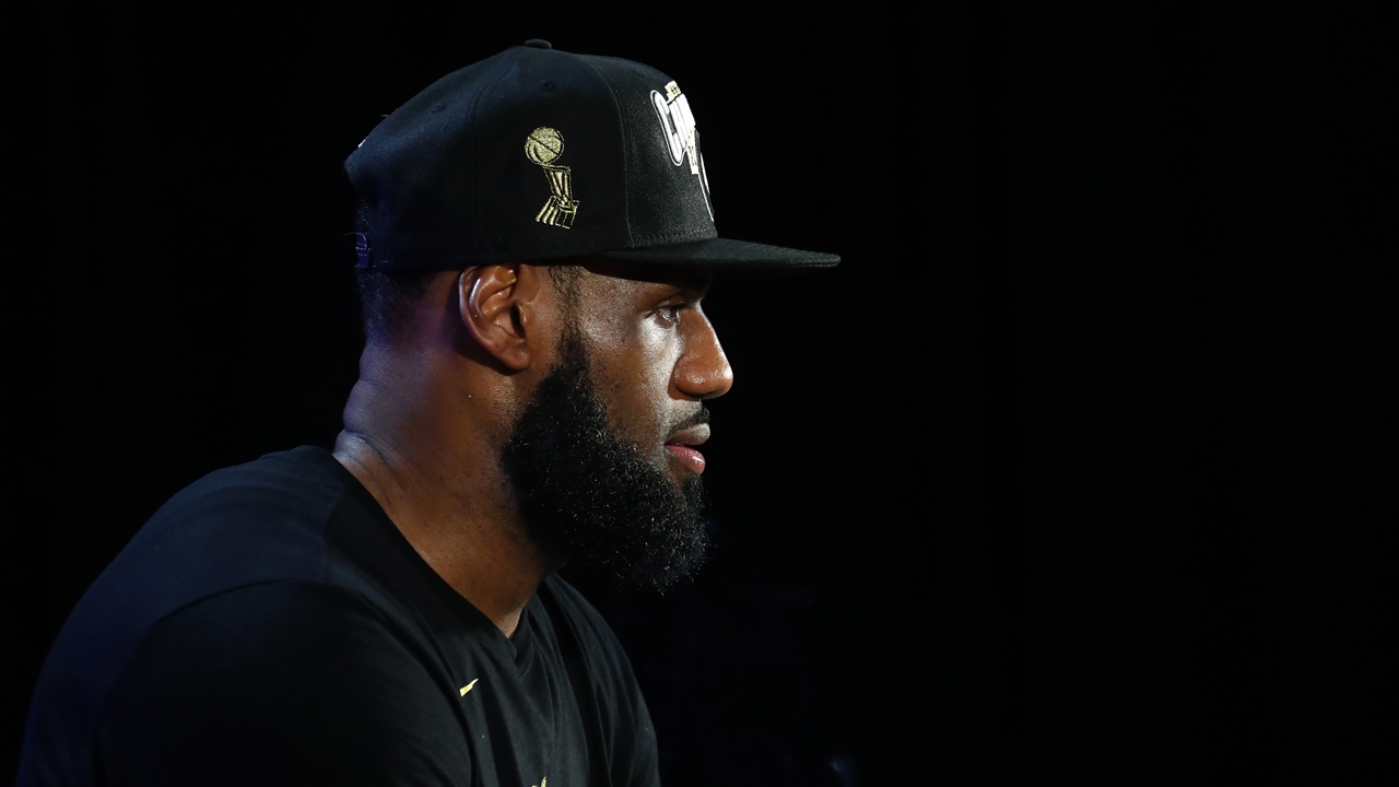 Shannon Sharpe isn't a fan of Pat Riley's comments about Lakers' Title derserving an asterisk | UNDISPUTED