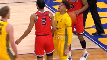 Marquette's Brendan Bailey throws down massive jam over St. John's in win