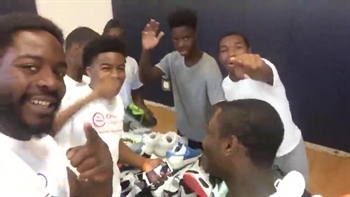 Chicago Bears Lamarr Houston giving back to the youth on his off day - PROcast