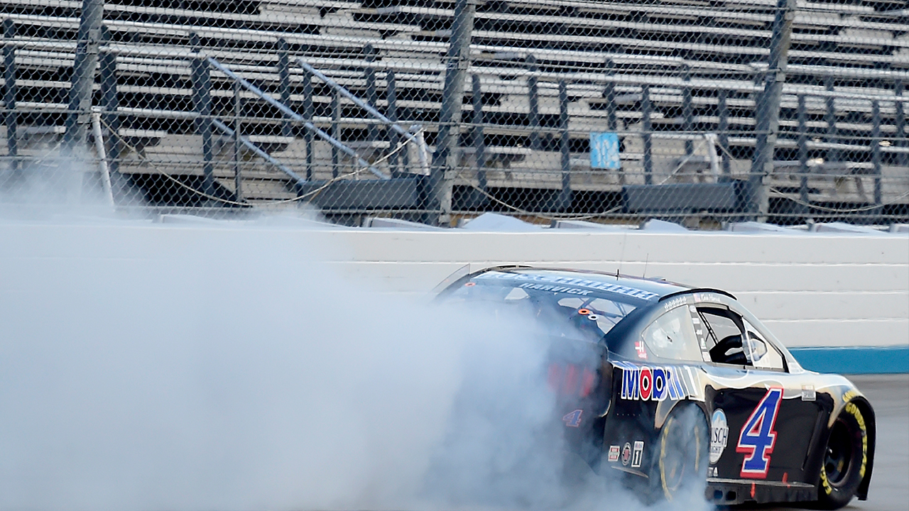 FINAL LAPS: Kevin Harvick passes Jimmie Johnson on late restart to win at Dover