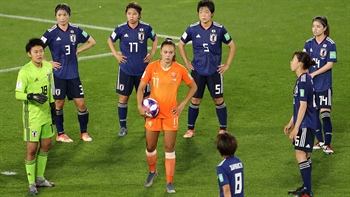 Netherlands' Lieke Martens scores the game-winning penalty vs. Japan | 2019 FIFA Women's World Cup™