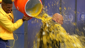 Watch Michael Strahan give Jay Glazer a surprise Gatorade bath on the set of FOX NFL Sunday