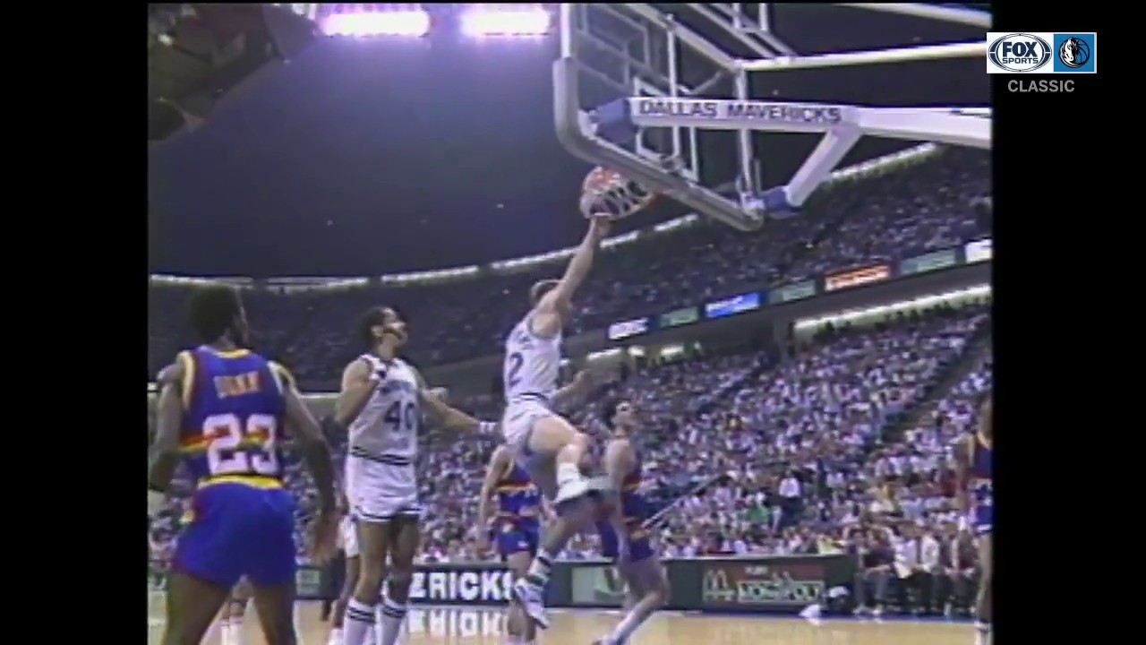 WATCH: Detlef Schrempf Goes up for the Dunk | Mavericks CLASSICS