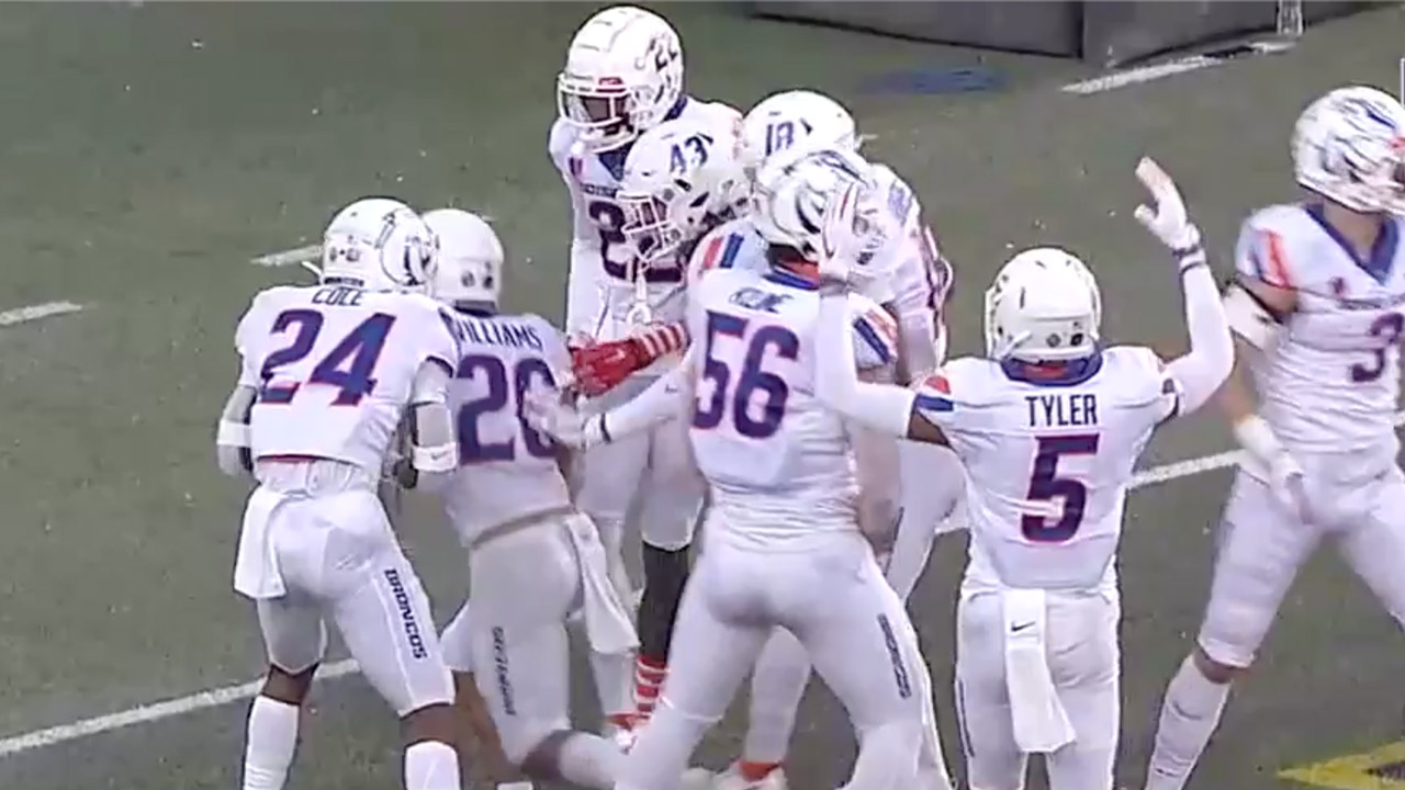 Avery Williams takes one back 69 yards for a punt return touchdown to give Broncos life