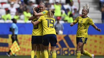 Sweden score off the rebound to go up 2-0 vs. Thailand | 2019 FIFA Women's World Cup highlights